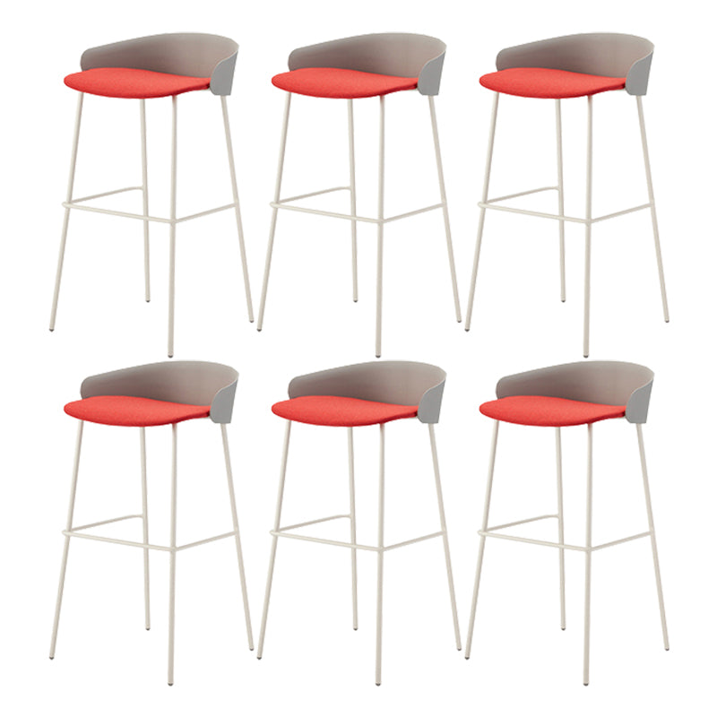 ホワイトメタルベースのあるコンテンポラリーバケツローバックアームレスバースツール