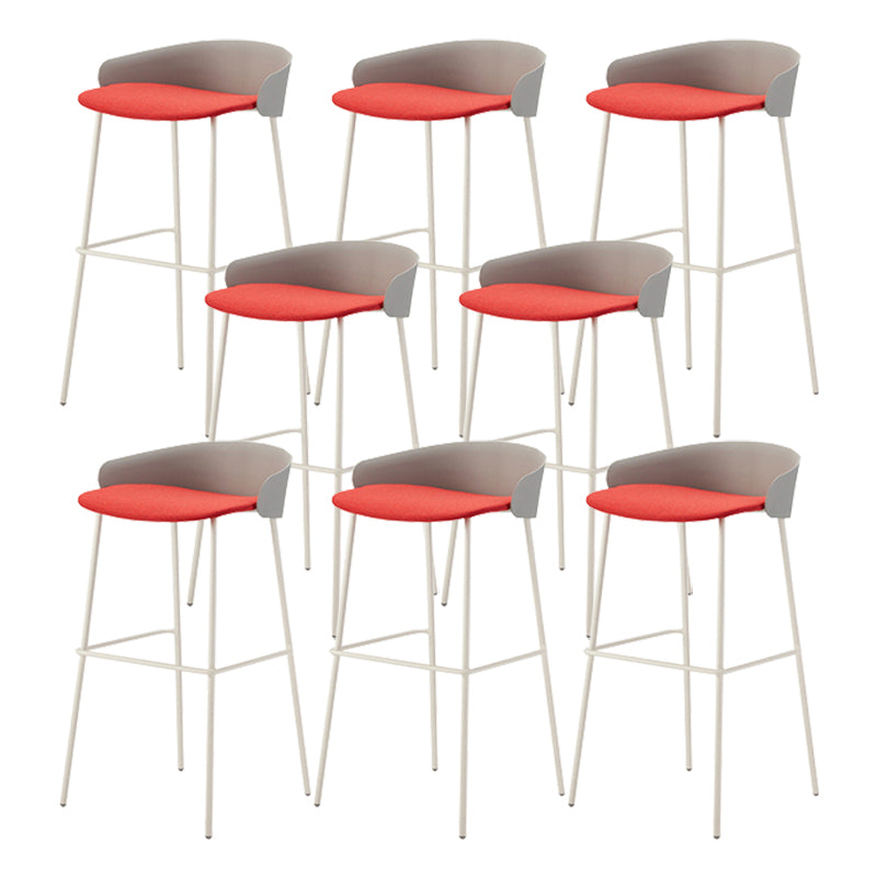 ホワイトメタルベースのあるコンテンポラリーバケツローバックアームレスバースツール