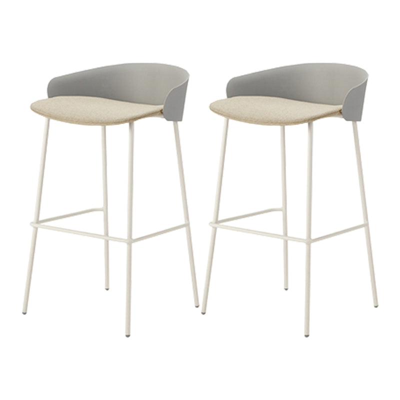 ホワイトメタルベースのあるコンテンポラリーバケツローバックアームレスバースツール