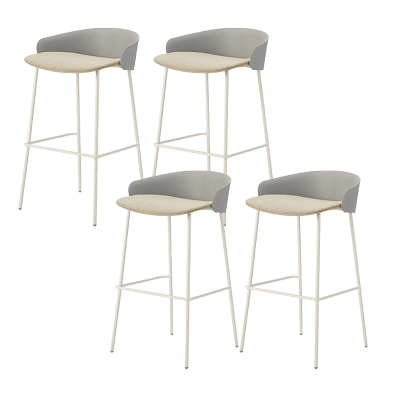 ホワイトメタルベースのあるコンテンポラリーバケツローバックアームレスバースツール