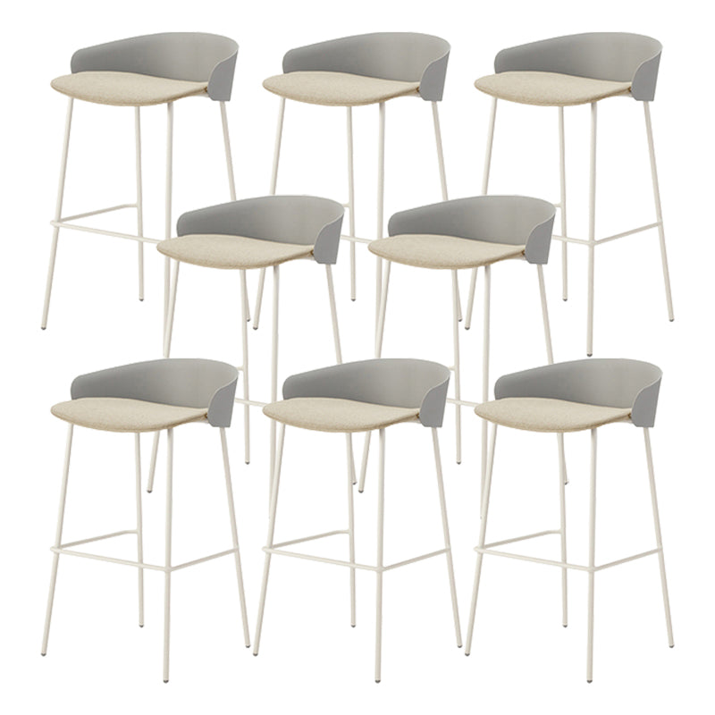 ホワイトメタルベースのあるコンテンポラリーバケツローバックアームレスバースツール