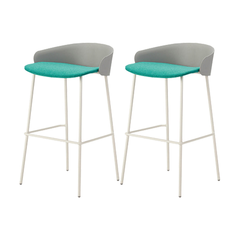 ホワイトメタルベースのあるコンテンポラリーバケツローバックアームレスバースツール