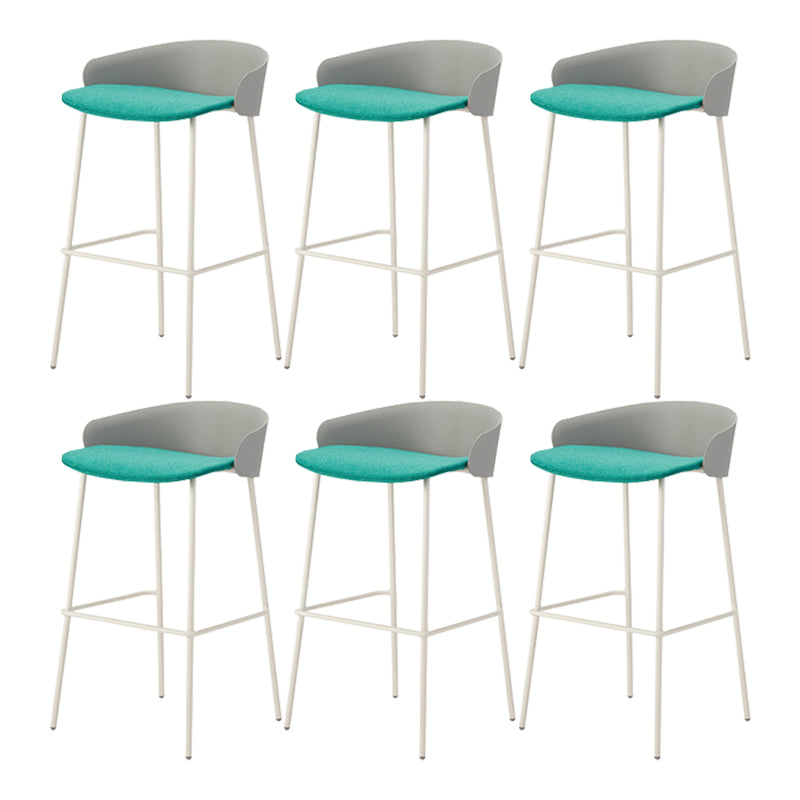 ホワイトメタルベースのあるコンテンポラリーバケツローバックアームレスバースツール