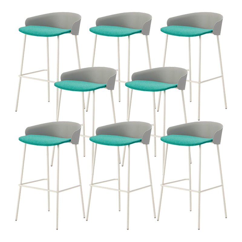 ホワイトメタルベースのあるコンテンポラリーバケツローバックアームレスバースツール