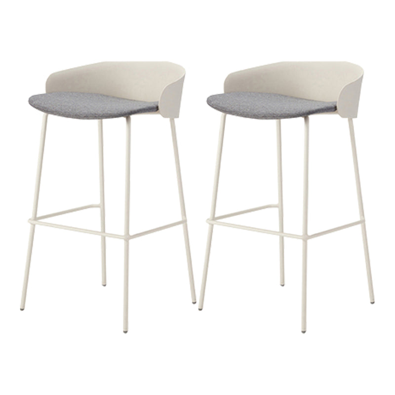 ホワイトメタルベースのあるコンテンポラリーバケツローバックアームレスバースツール