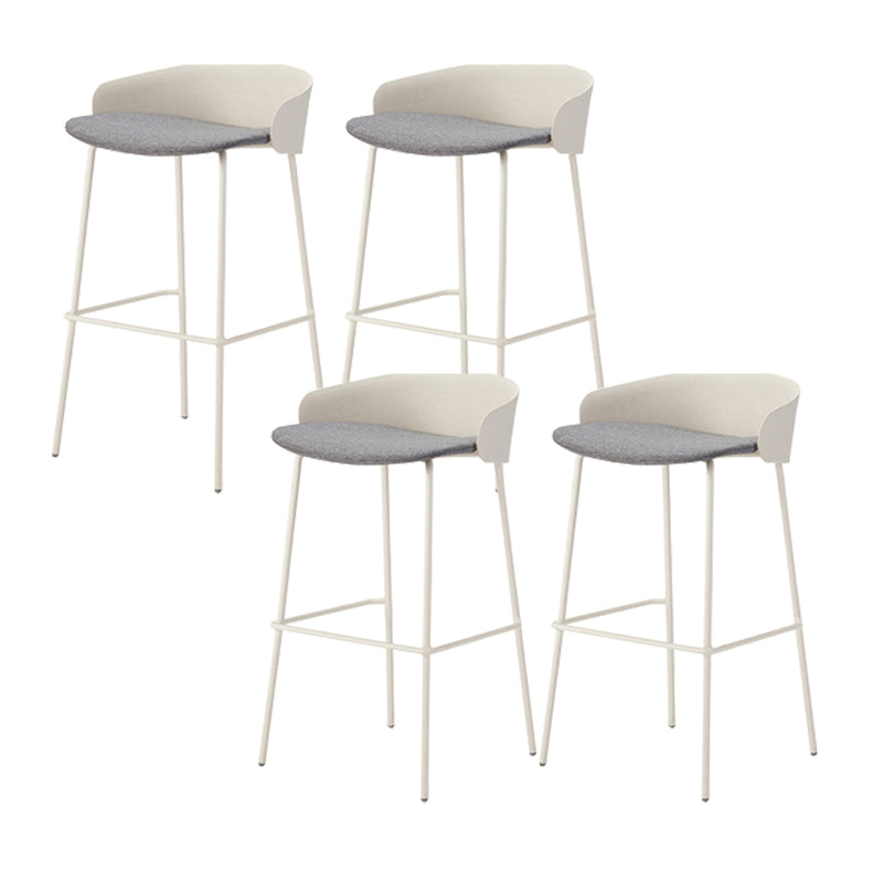 ホワイトメタルベースのあるコンテンポラリーバケツローバックアームレスバースツール