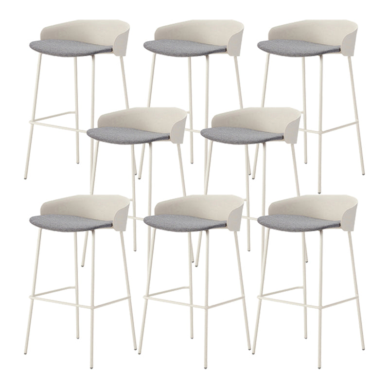 ホワイトメタルベースのあるコンテンポラリーバケツローバックアームレスバースツール