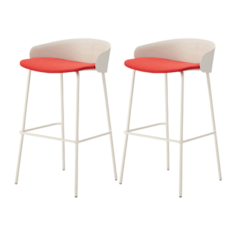 ホワイトメタルベースのあるコンテンポラリーバケツローバックアームレスバースツール