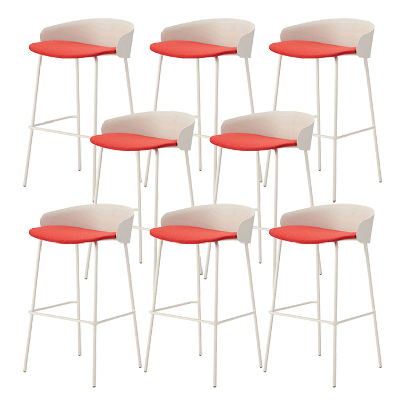 ホワイトメタルベースのあるコンテンポラリーバケツローバックアームレスバースツール