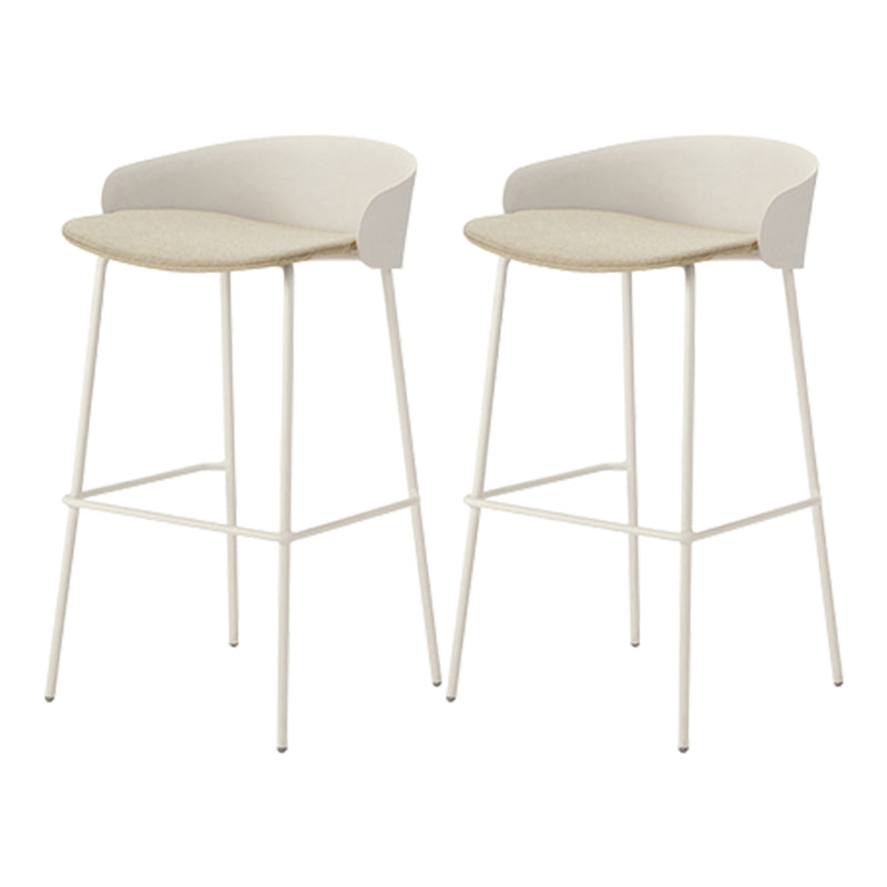 ホワイトメタルベースのあるコンテンポラリーバケツローバックアームレスバースツール