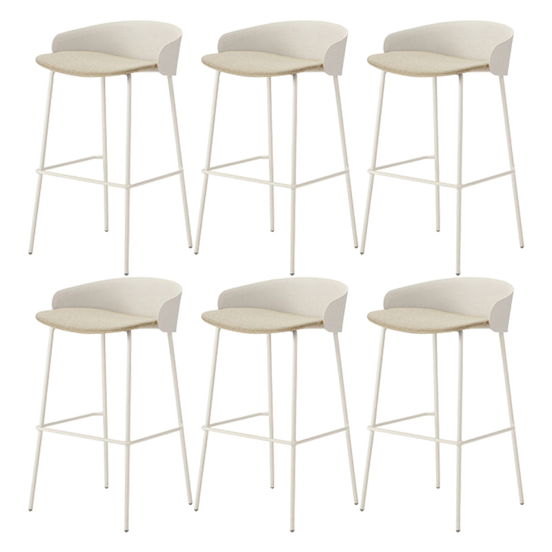 ホワイトメタルベースのあるコンテンポラリーバケツローバックアームレスバースツール