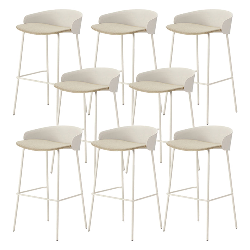 ホワイトメタルベースのあるコンテンポラリーバケツローバックアームレスバースツール