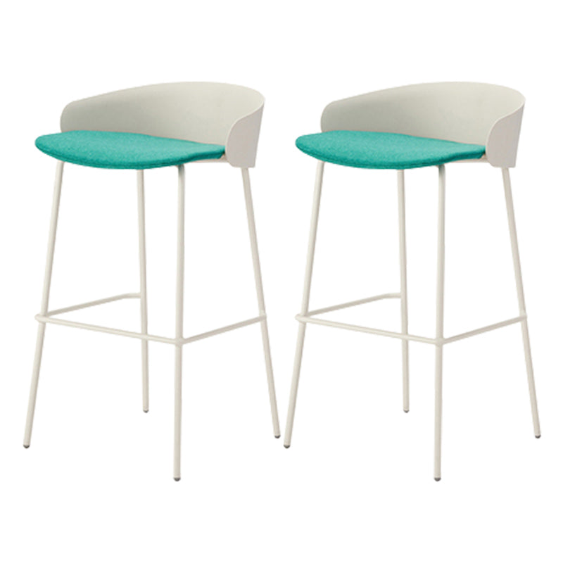 ホワイトメタルベースのあるコンテンポラリーバケツローバックアームレスバースツール