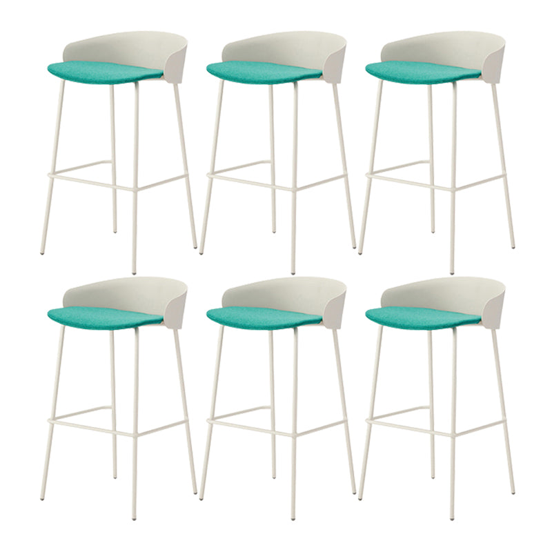 ホワイトメタルベースのあるコンテンポラリーバケツローバックアームレスバースツール