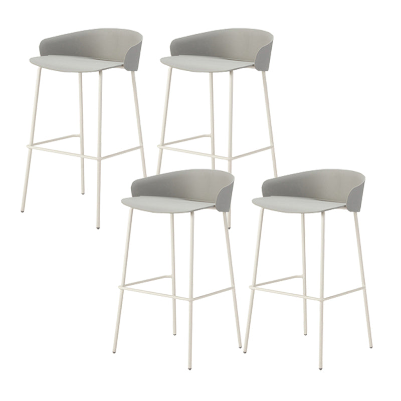 ホワイトメタルベースのあるコンテンポラリーバケツローバックアームレスバースツール