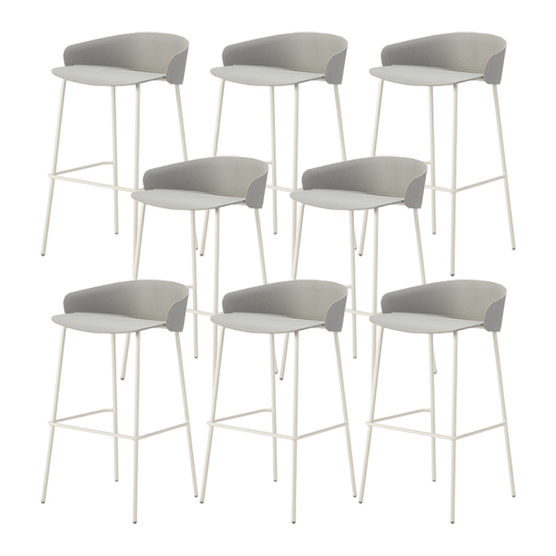 ホワイトメタルベースのあるコンテンポラリーバケツローバックアームレスバースツール