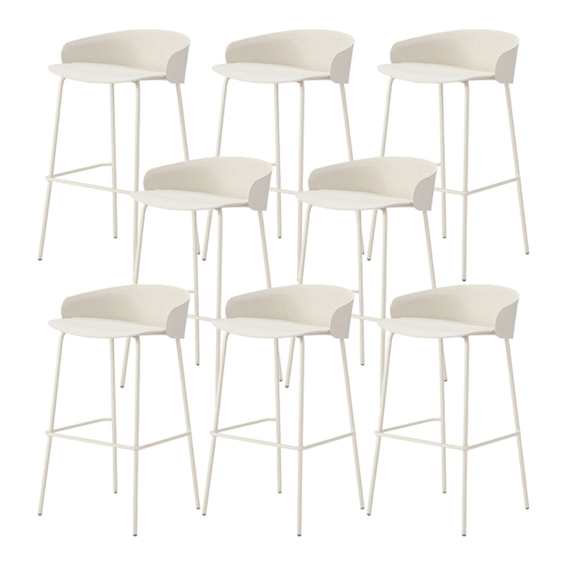 ホワイトメタルベースのあるコンテンポラリーバケツローバックアームレスバースツール