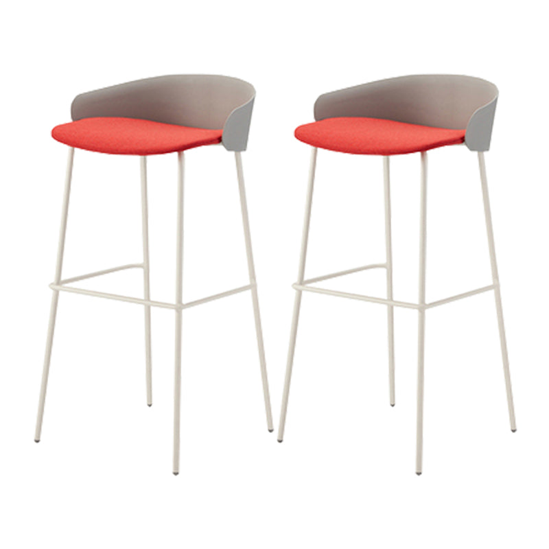 ホワイトメタルベースのあるコンテンポラリーバケツローバックアームレスバースツール