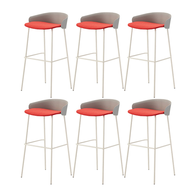 ホワイトメタルベースのあるコンテンポラリーバケツローバックアームレスバースツール