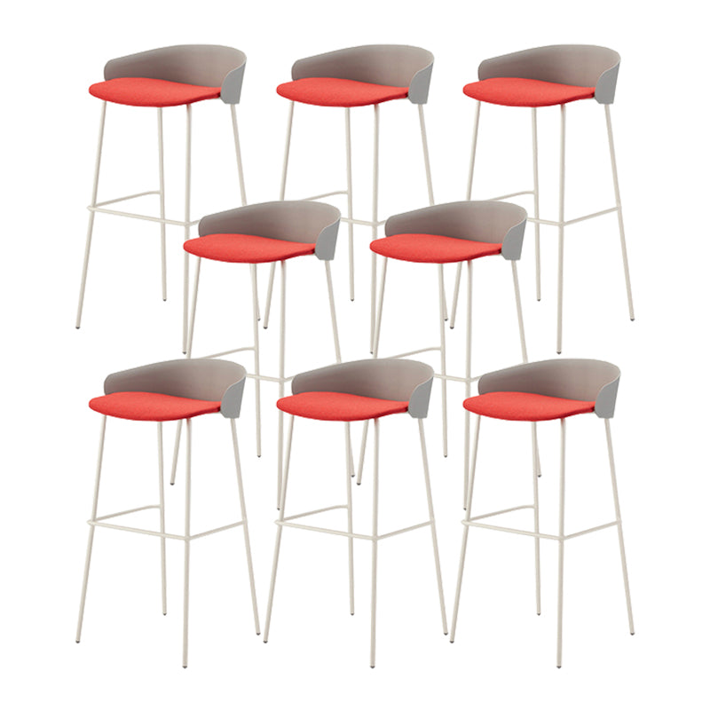 ホワイトメタルベースのあるコンテンポラリーバケツローバックアームレスバースツール