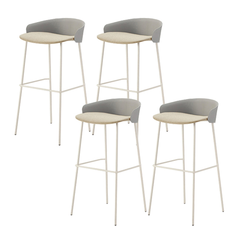 ホワイトメタルベースのあるコンテンポラリーバケツローバックアームレスバースツール