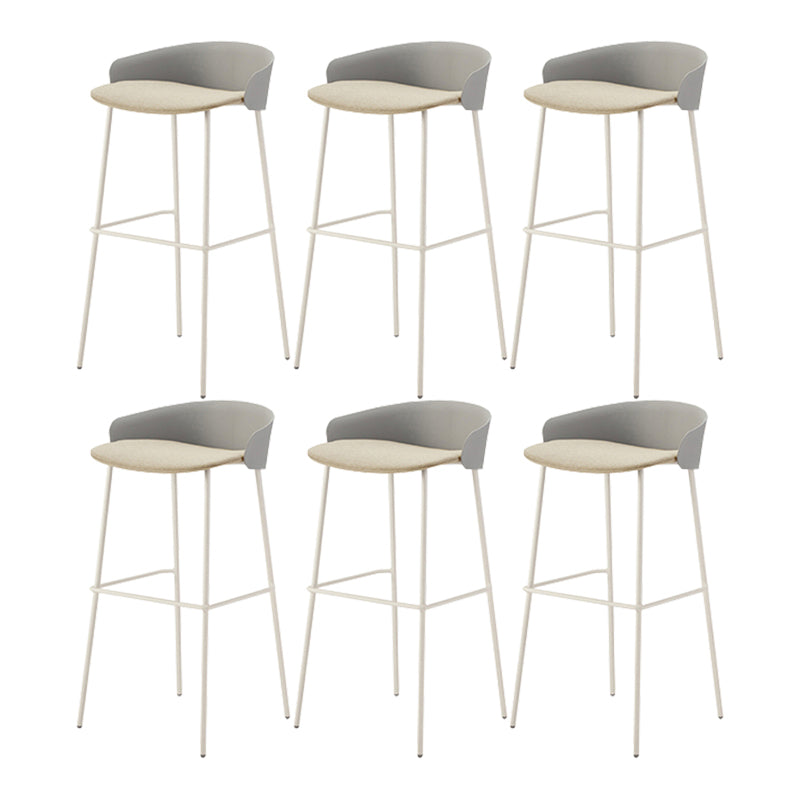 ホワイトメタルベースのあるコンテンポラリーバケツローバックアームレスバースツール