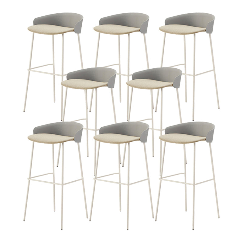 ホワイトメタルベースのあるコンテンポラリーバケツローバックアームレスバースツール