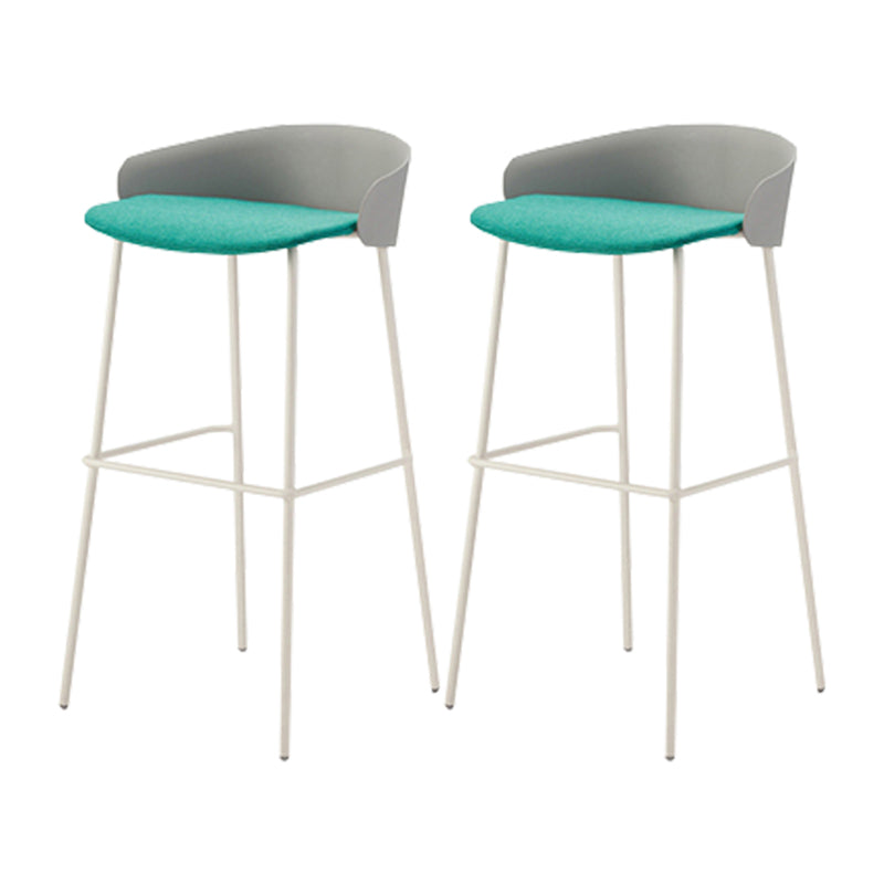 ホワイトメタルベースのあるコンテンポラリーバケツローバックアームレスバースツール