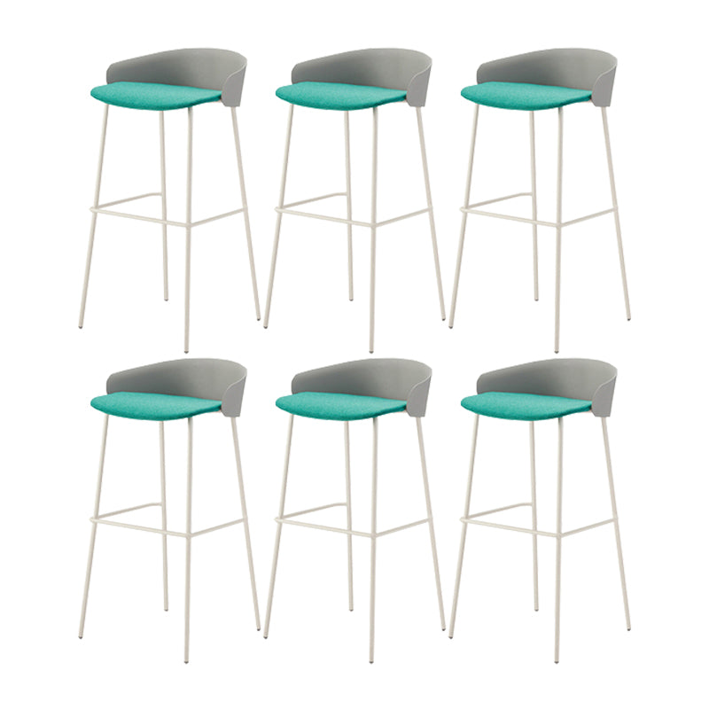 ホワイトメタルベースのあるコンテンポラリーバケツローバックアームレスバースツール