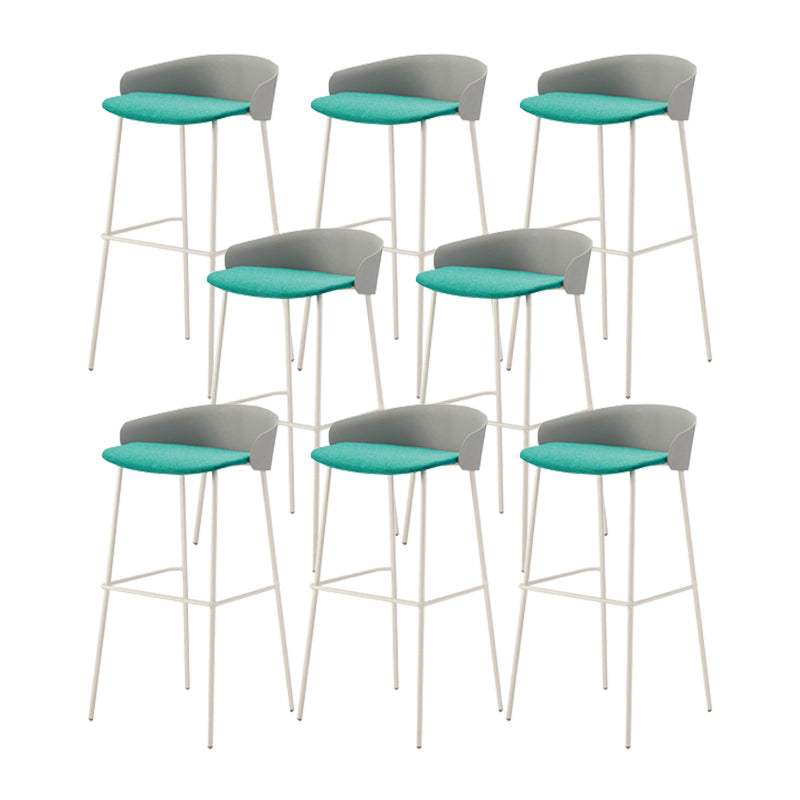 ホワイトメタルベースのあるコンテンポラリーバケツローバックアームレスバースツール