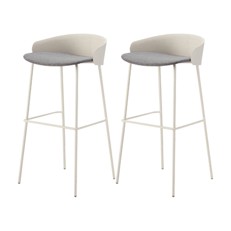 ホワイトメタルベースのあるコンテンポラリーバケツローバックアームレスバースツール