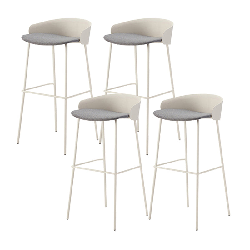 ホワイトメタルベースのあるコンテンポラリーバケツローバックアームレスバースツール