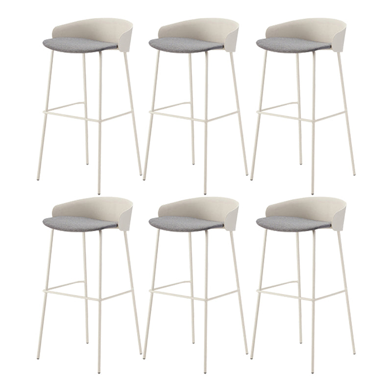 ホワイトメタルベースのあるコンテンポラリーバケツローバックアームレスバースツール