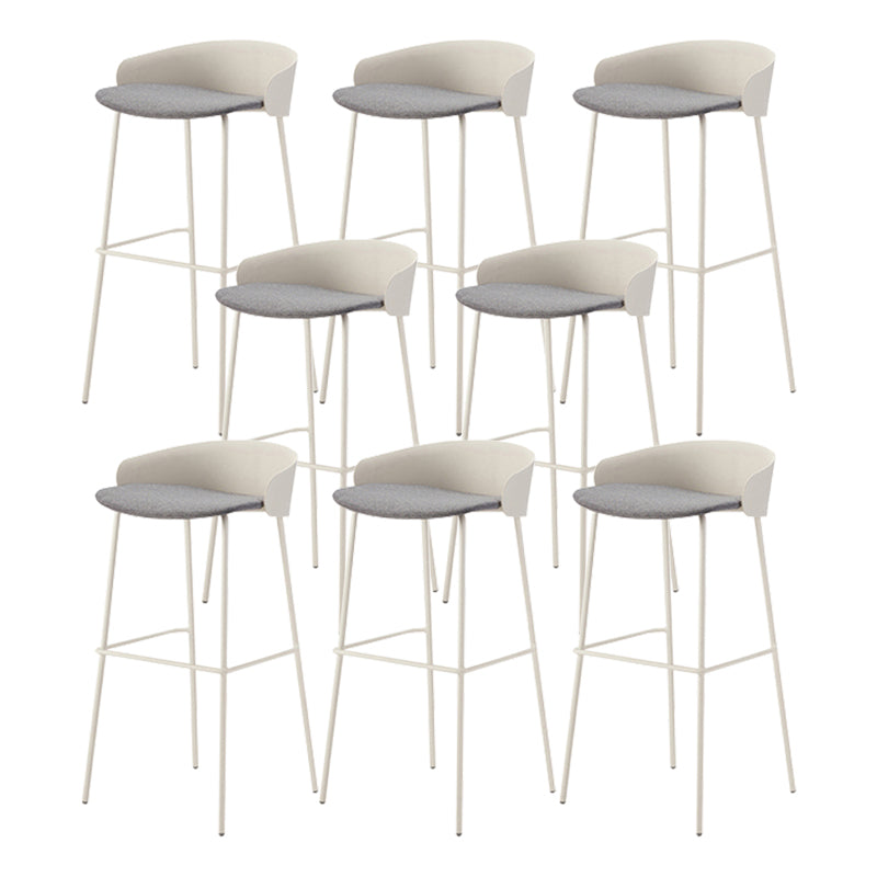 ホワイトメタルベースのあるコンテンポラリーバケツローバックアームレスバースツール