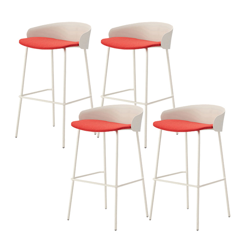 ホワイトメタルベースのあるコンテンポラリーバケツローバックアームレスバースツール