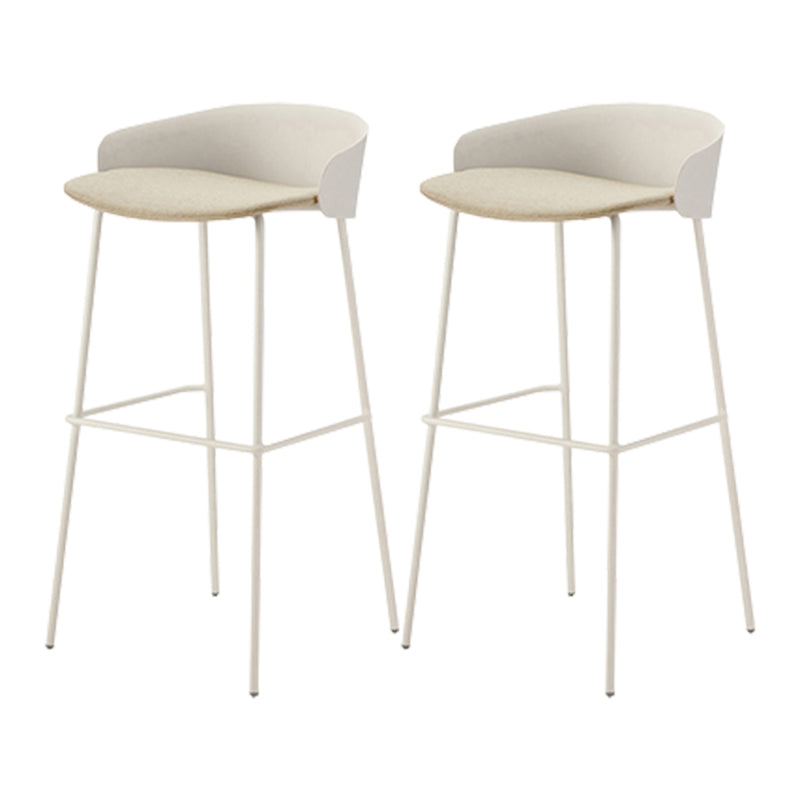 ホワイトメタルベースのあるコンテンポラリーバケツローバックアームレスバースツール