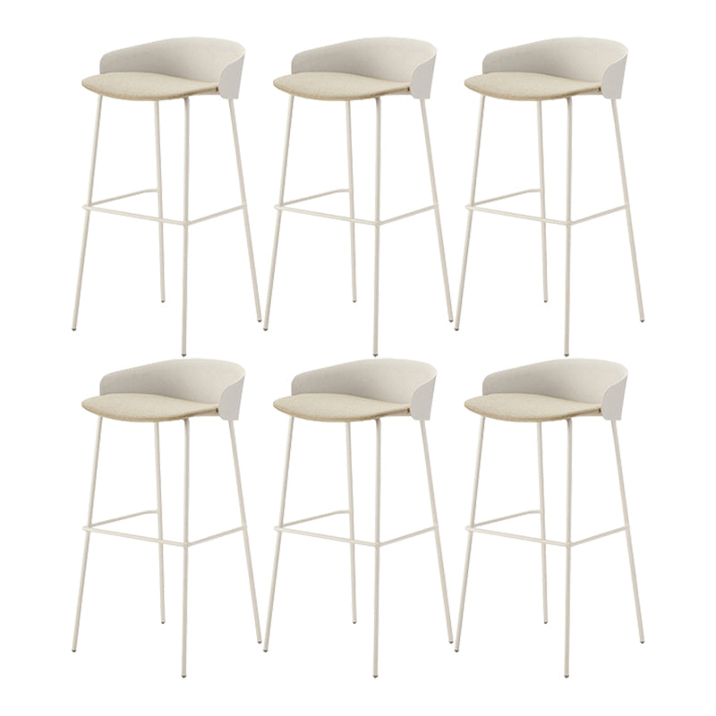 ホワイトメタルベースのあるコンテンポラリーバケツローバックアームレスバースツール