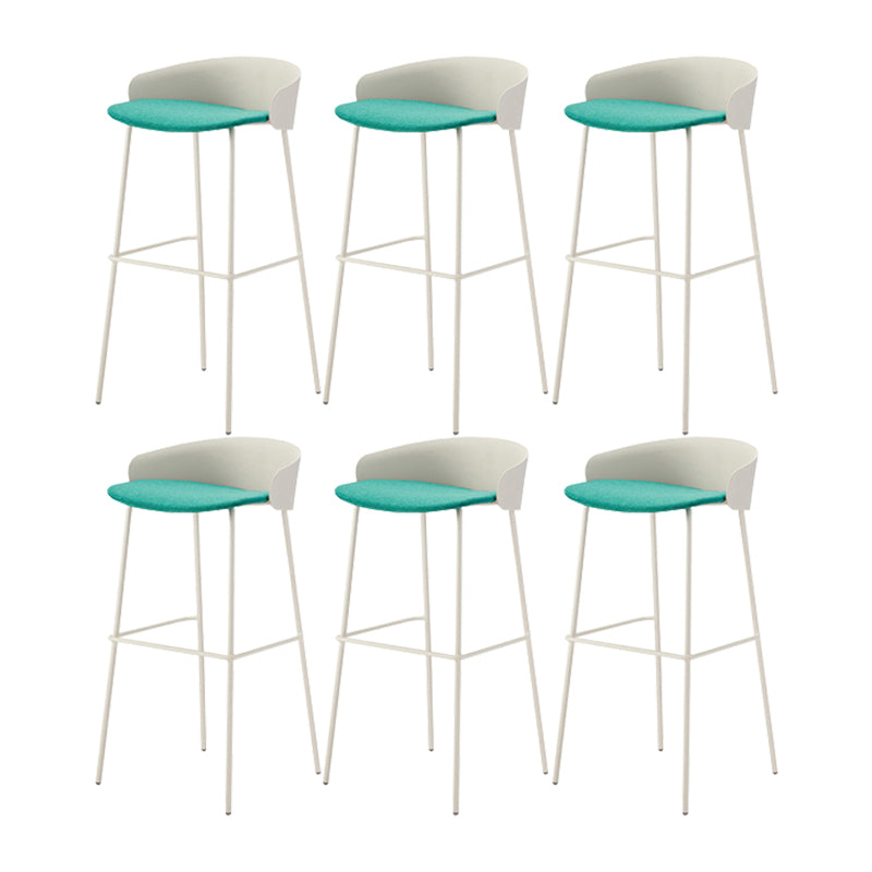 ホワイトメタルベースのあるコンテンポラリーバケツローバックアームレスバースツール