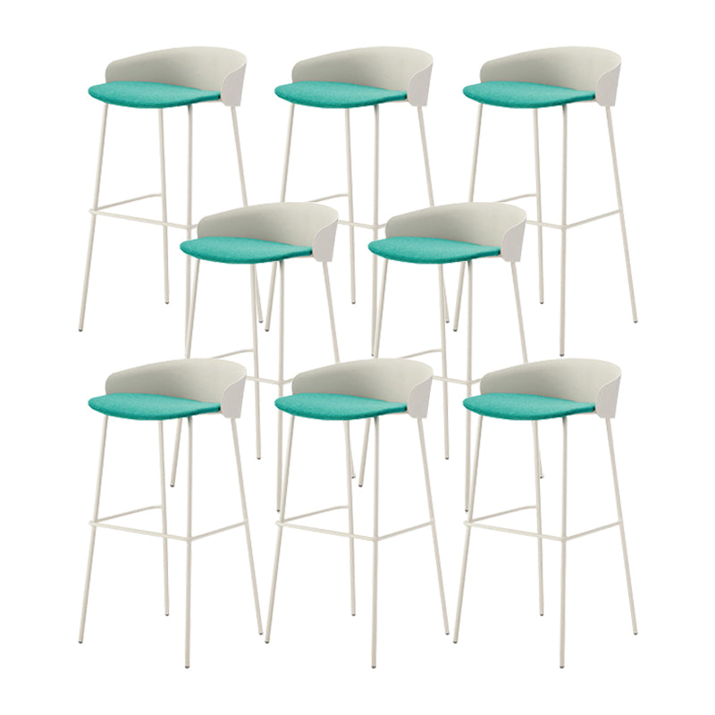 ホワイトメタルベースのあるコンテンポラリーバケツローバックアームレスバースツール