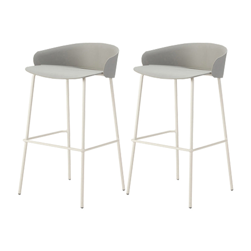 ホワイトメタルベースのあるコンテンポラリーバケツローバックアームレスバースツール