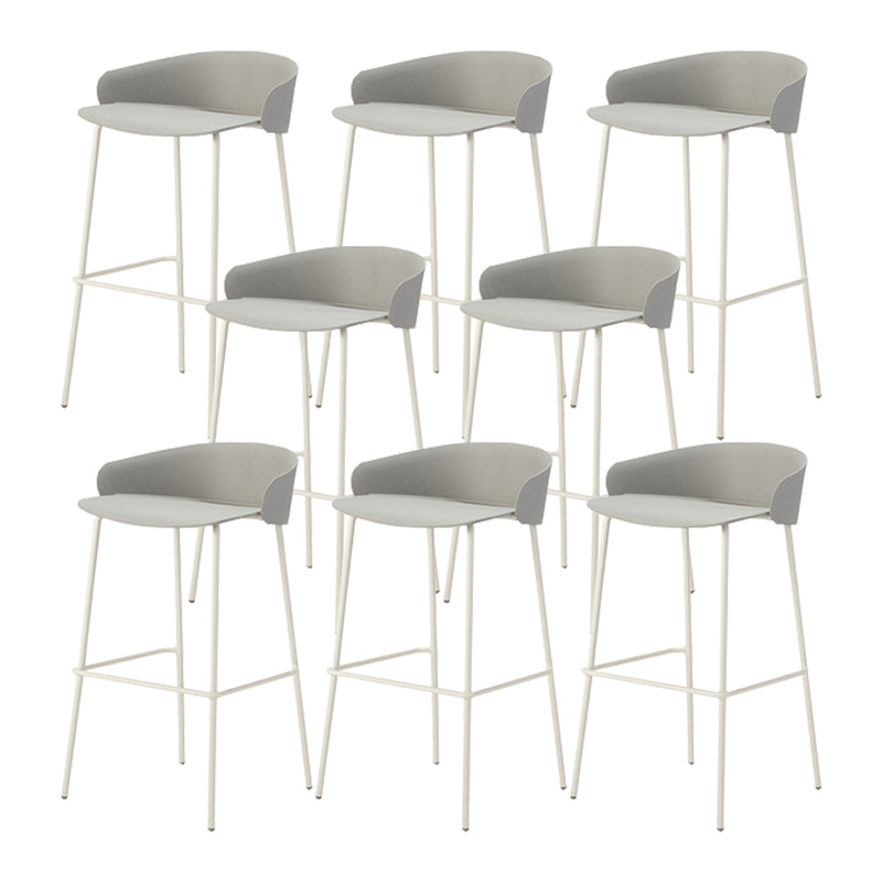 ホワイトメタルベースのあるコンテンポラリーバケツローバックアームレスバースツール