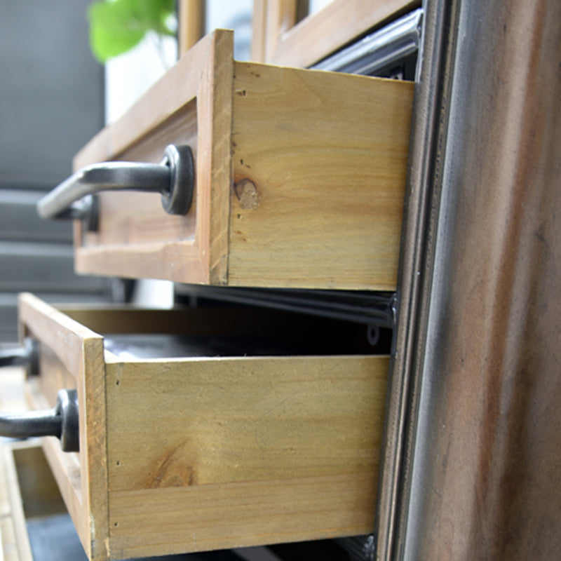 Tradizionale armadio in legno massiccio in marrone per sala da pranzo