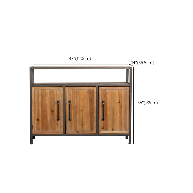 Tradizionale armadio in legno massiccio in marrone per sala da pranzo