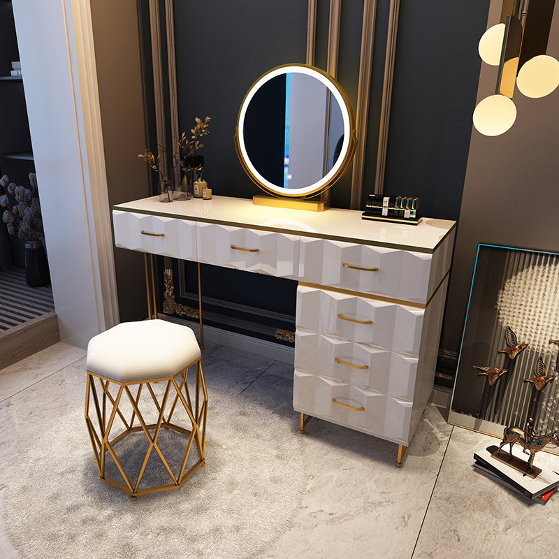 Camera da letto a specchio illuminato in oro contemporaneo con cassetto del trucco in legno