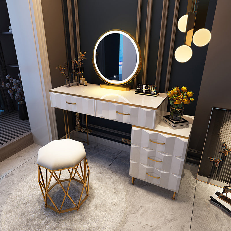 Camera da letto a specchio illuminato in oro contemporaneo con cassetto del trucco in legno