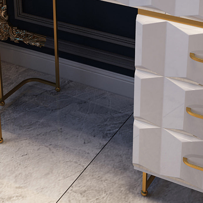 Camera da letto a specchio illuminato in oro contemporaneo con cassetto del trucco in legno