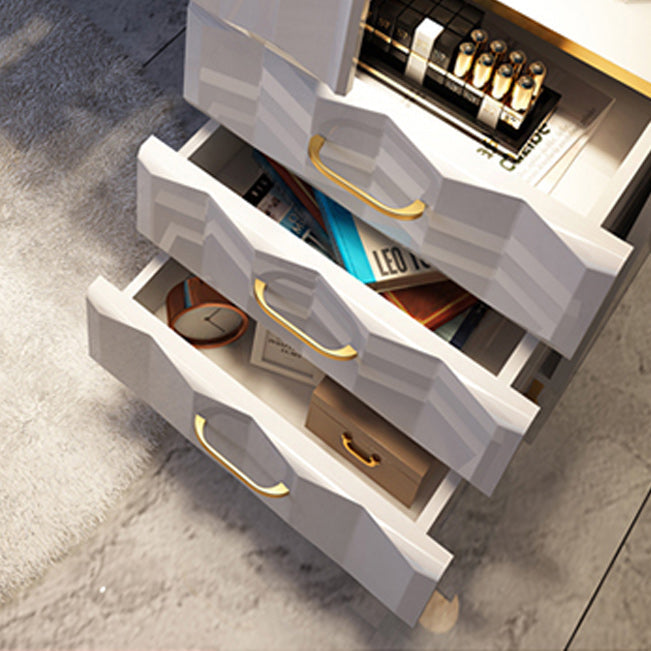 Camera da letto a specchio illuminato in oro contemporaneo con cassetto del trucco in legno