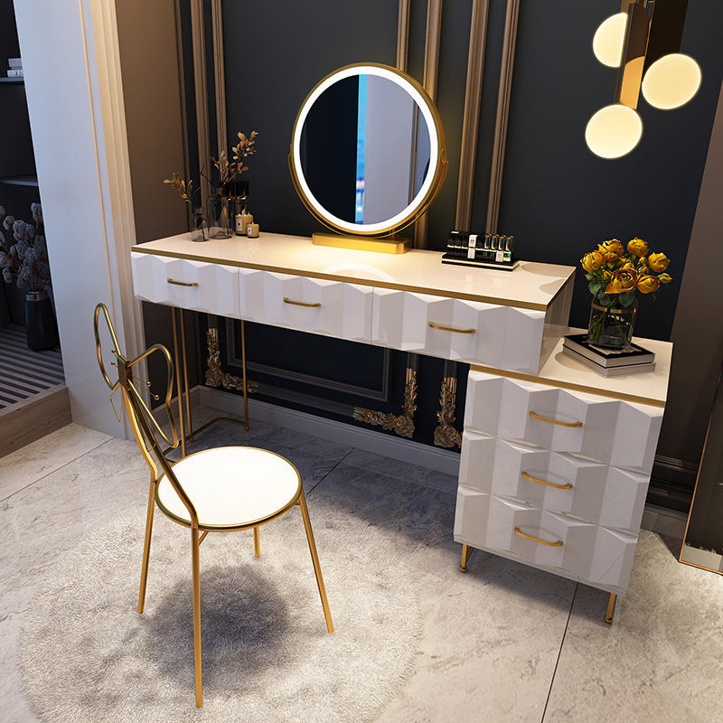 Camera da letto a specchio illuminato in oro contemporaneo con cassetto del trucco in legno