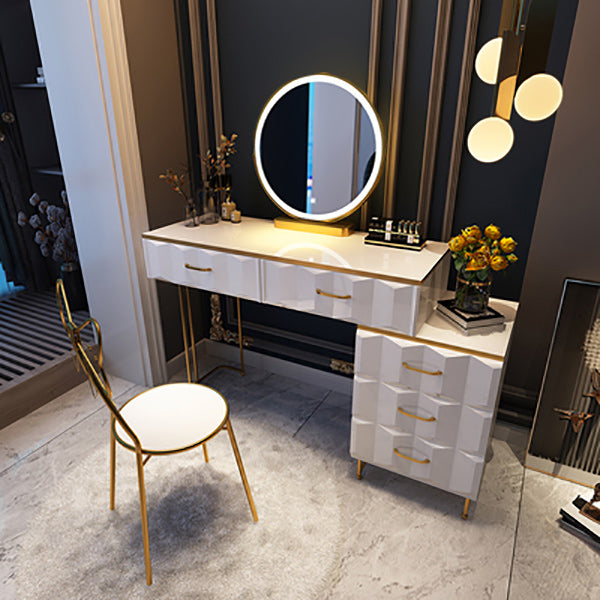 Camera da letto a specchio illuminato in oro contemporaneo con cassetto del trucco in legno