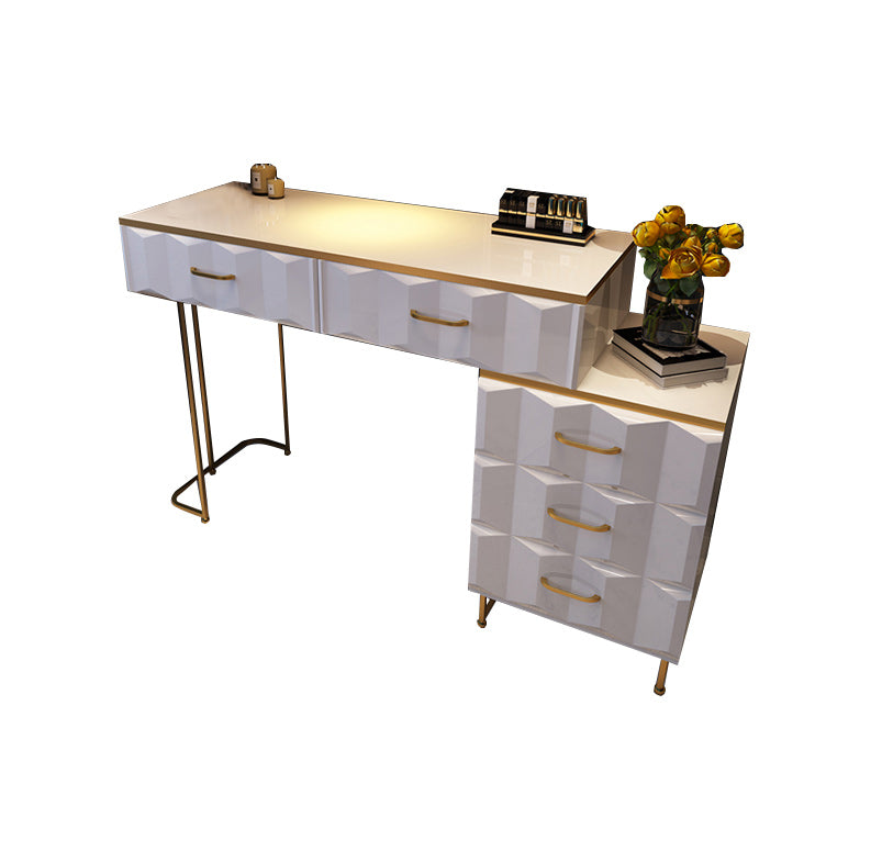 Camera da letto a specchio illuminato in oro contemporaneo con cassetto del trucco in legno